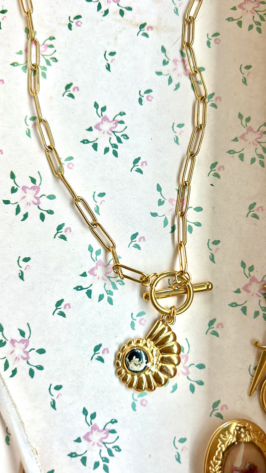 Flower Pedal Shell necklace